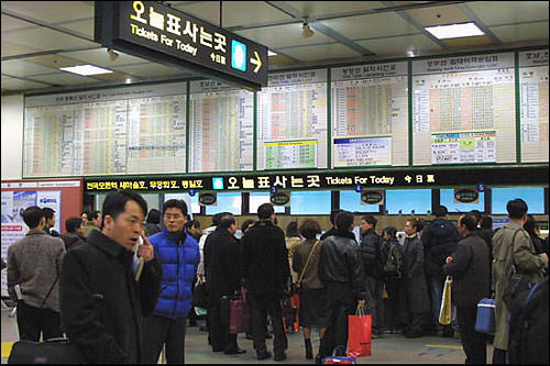 很不幸当天的车票都卖完了,只能去坐大巴了