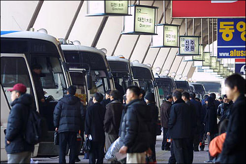 这里是江南高速客运站,没买到火车票的人都涌向了这里