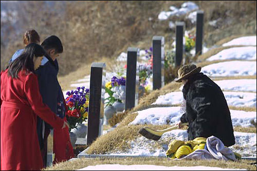 先把坟墓周围打扫干净