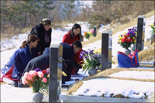 行礼时膝盖要着地,表达最高的敬意