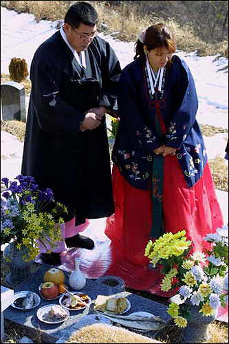 以前不许女性参与,但现在风俗也在改变