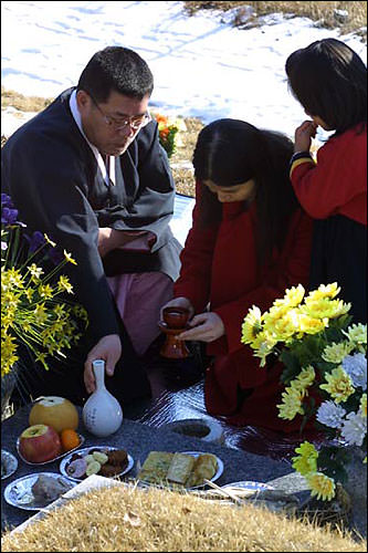 扫墓必不可少的祭祀用品。水果,酒,干果等