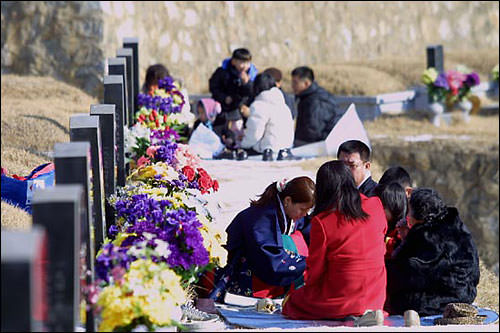 在灵相前讲着过去的故事追掉先人