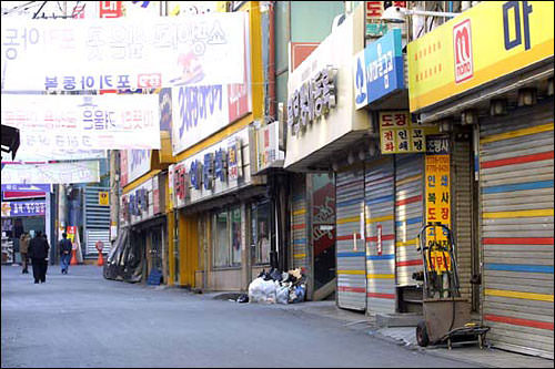 平时前来购物的人络绎不绝地南大门市场街道...