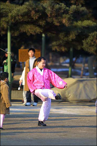 大人比孩子们更疯狂!这位爸爸已经汗如雨下了!