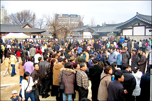 穿着韩服的游客们为“南山谷韩屋村”增添了不少活力