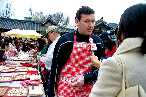 法国小伙子获得了切糕活动的第一名