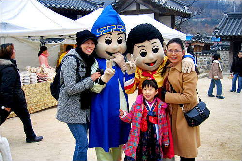 与可爱的玩偶合影