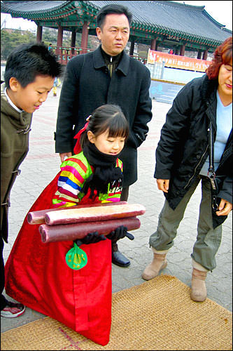 这里在进行占卜,快来占卜一年的好运吧