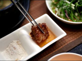 烤好的肉蘸酱吃更美味哦