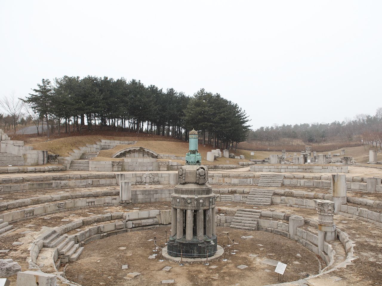 场内点缀着塔顶(照片中央)