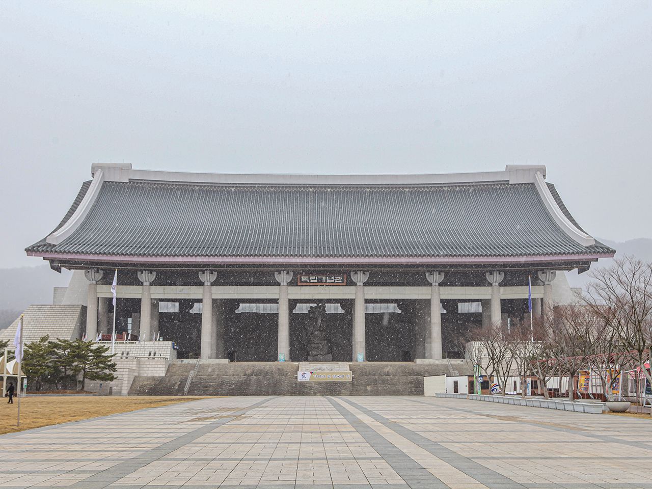 有着厚重双坡屋顶的建筑物