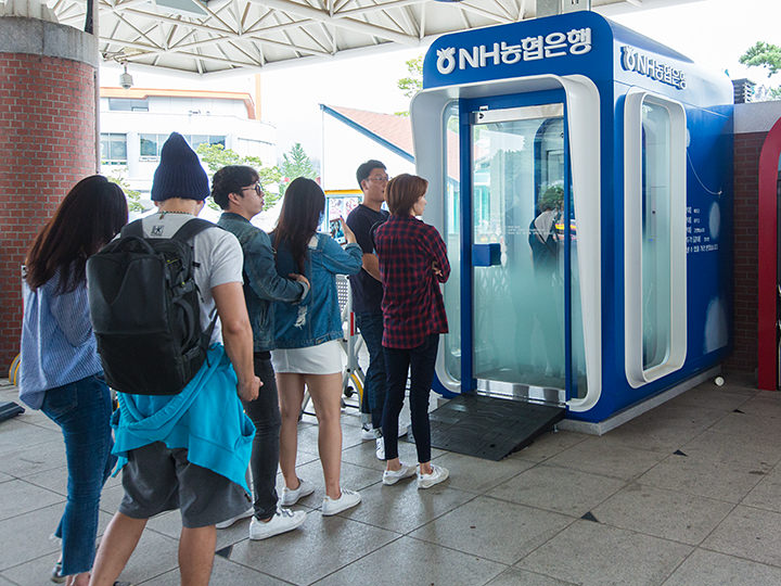 身上没带现金时,可去右边的ATM机上取现