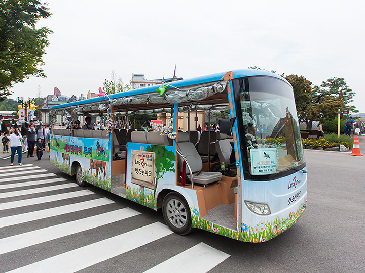 与导游一同乘坐专用巴士