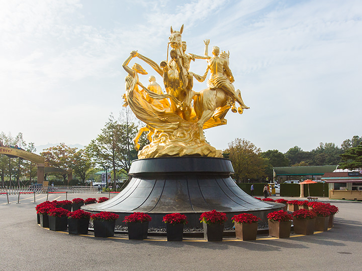 马的铜像
沿着入场大门的右侧往前走几步就能看见马的铜像。作为赛马场象征的大铜像,也经常被当作约定见面的地方。