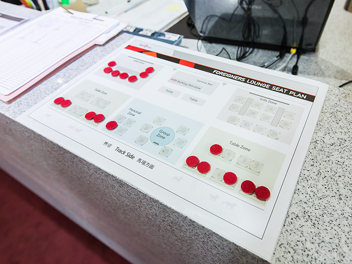 座位可在接待处自行选择(按照先后顺序)