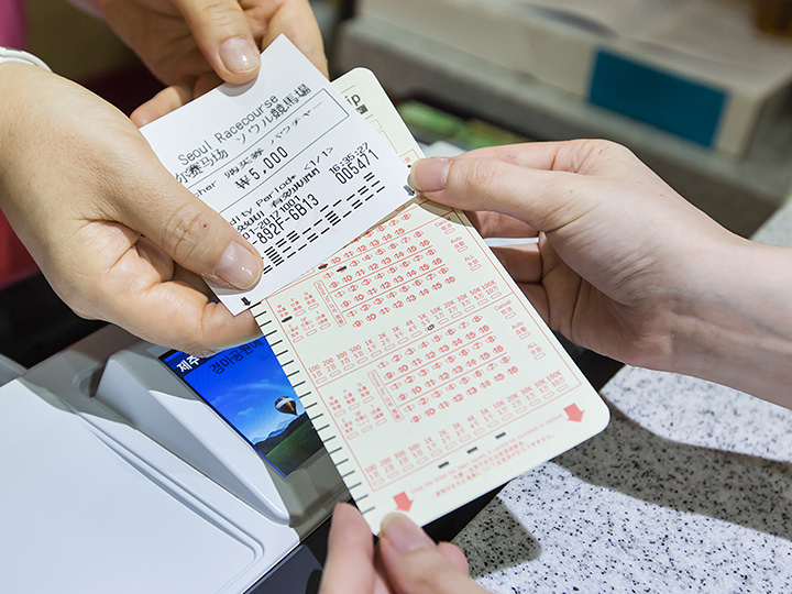 不使用自动售票机时,也可直接在服务台出示投注卡购买马券