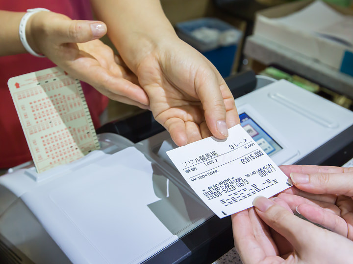 2. 出示填涂好的投注卡,购买马券
