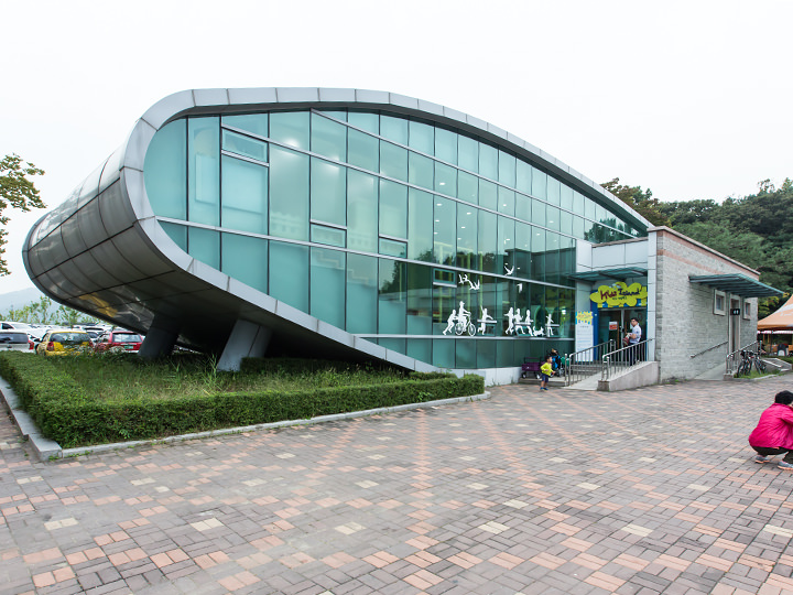 儿童爱尔兰
有可供小朋友们尽情玩耍的室内运动、图书室以及影像室等(4~9岁儿童方可入内、仅限周六和周日、2小时以内免费)。