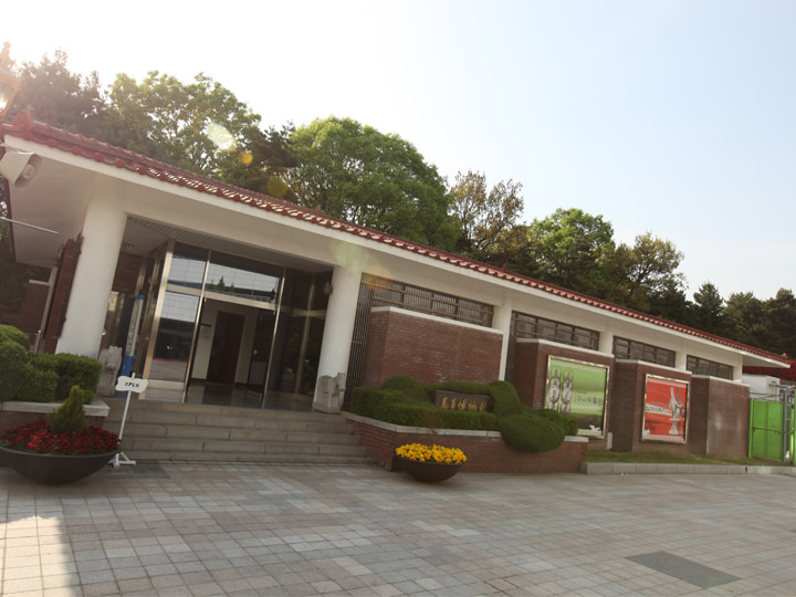 马事博物馆
这是韩国唯一一所与马相关的专门博物馆。将自古就与人亲近的马文化以绘画、雕刻和连环画的形式向众人娓娓道来。(09:00~18:00,免费,全年无休)