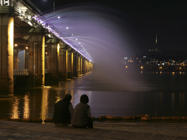 高人气的梦幻般的夜晚喷泉秀