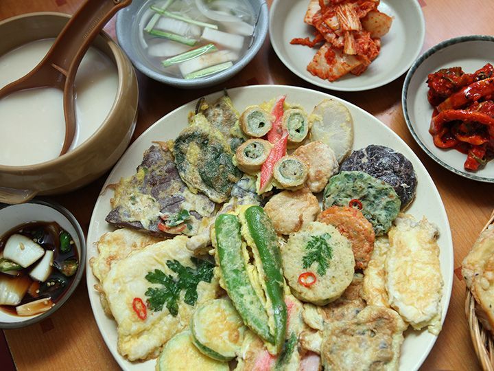 韩式煎饼
煎饼类型非常多样,泛指裹上面粉后炸的一切食物,都想尝尝时可点什锦煎饼