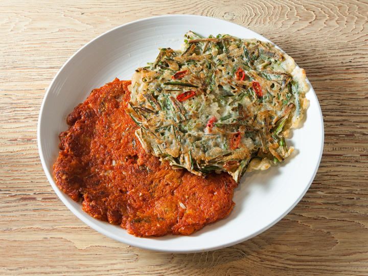 海鲜葱饼,泡菜饼
韩式煎饼中最常见的两种,也是搭配米酒最常见的下酒菜