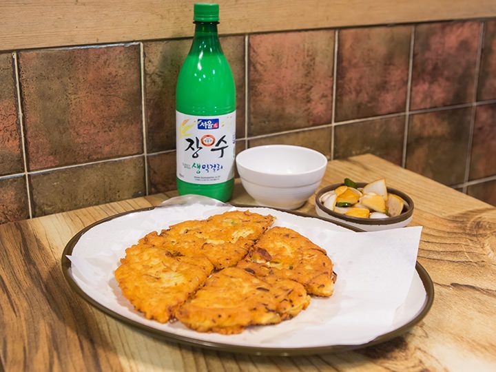 绿豆煎饼
将绿豆碾碎,加入猪肉蔬菜等食材,放在铁板上煎,外酥里嫩