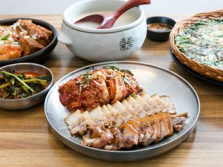 菜包肉
用蔬菜包起一片白切肉,再喝一口马格里酒,多种食材的美味在口中融为一体,更能突出猪肉的香。