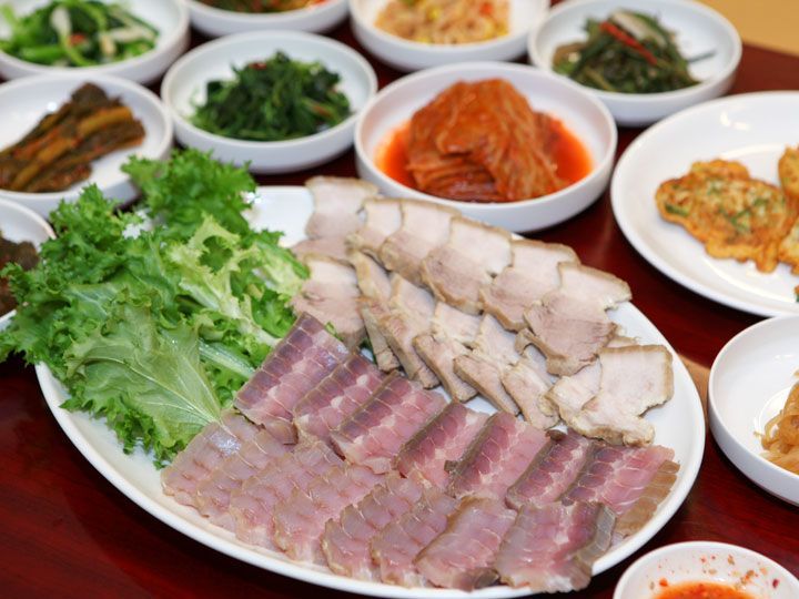 斑鳐
发酵后的斑鳐有一股刺鼻的气味,把斑鳐和猪肉放在辣白菜上吃的菜叫做“三合”,不过一般人很难接受这个味道,但也有人非常喜欢