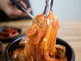 酸泡菜
样式繁多的泡菜中,最适合马格利的是发酵程度较重的酸泡菜,酸酸甜甜的味道搭配马格利非常美妙,搭配泡菜炖肉也非常棒