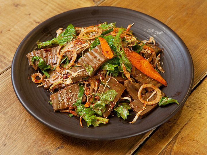 橡子粉
用橡子淀粉凝固做成的橡子粉口感爽滑,搭配微辣的酱汁和爽口的马格利米酒非常合适