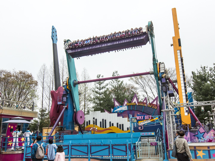 双岩自旋:坐在前后旋转360度的椅子上,在20米的高空中挑战连续四旋转的刺激
位置:美洲冒险