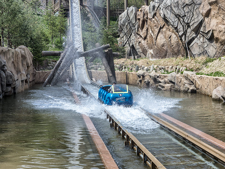 雷霆瀑布:可以后方滑水,最大角度的激流勇进
位置:魔术天地