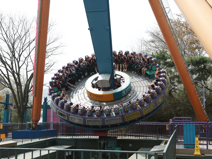 龙卷风:体验19米高空中的超大龙卷风
位置:美洲冒险