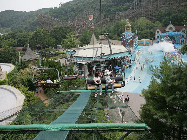 在园内可以使用缆车移动,节省体力的同时欣赏风景