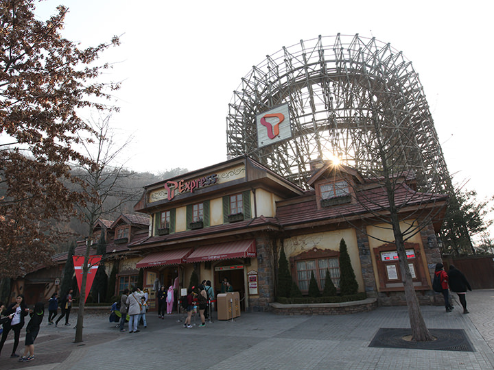 在排队等待入场的人们