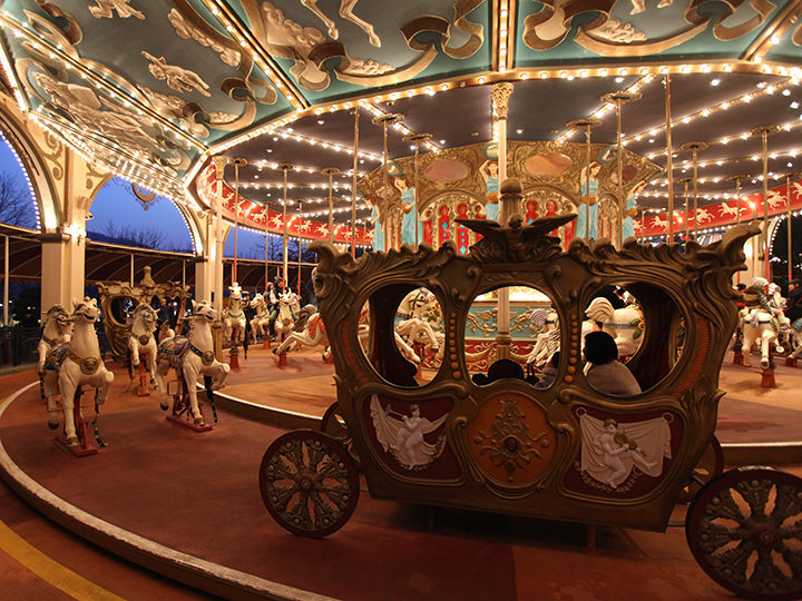 旋转木马:开往中世纪欧洲舞会上宴厅的旋转木马正在等着各位
位置:欧洲冒险