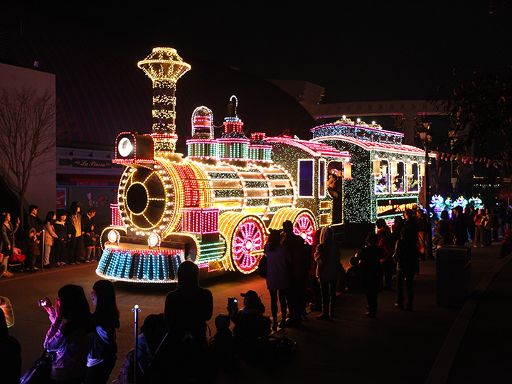 晚上的灯光游行