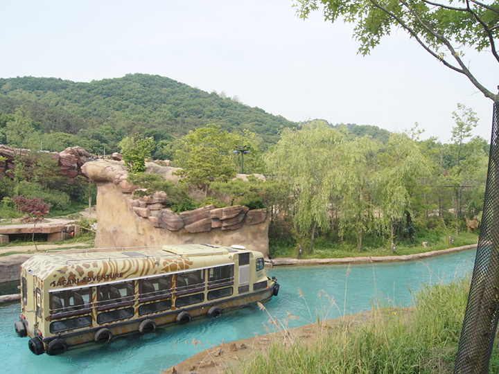 开心的水路两用车