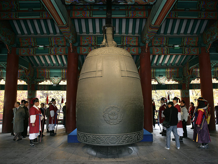 现在悬挂着的钟是韩国国民们捐赠铸造的