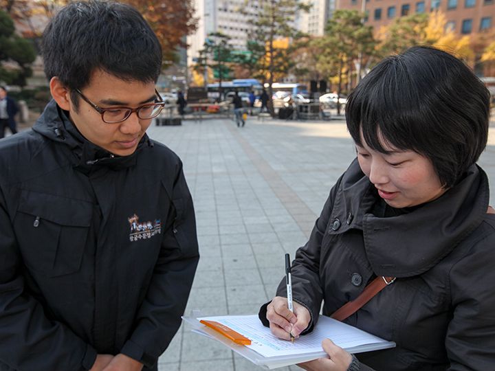 填写报名表上的必填项