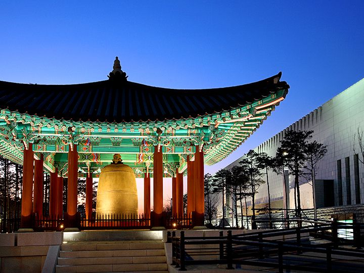 现珍藏于国立中央博物馆内的“普信阁钟”(国宝2号)