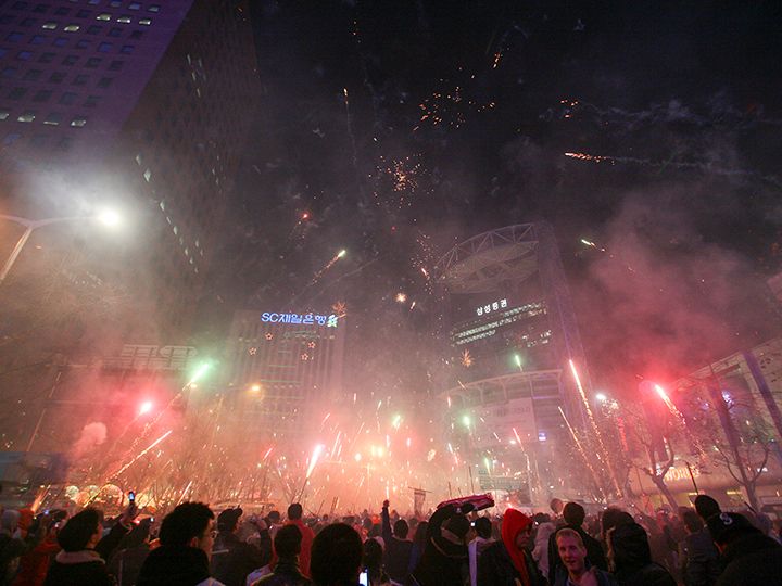 0点瞬间,绚丽烟花照亮了整个首尔夜空