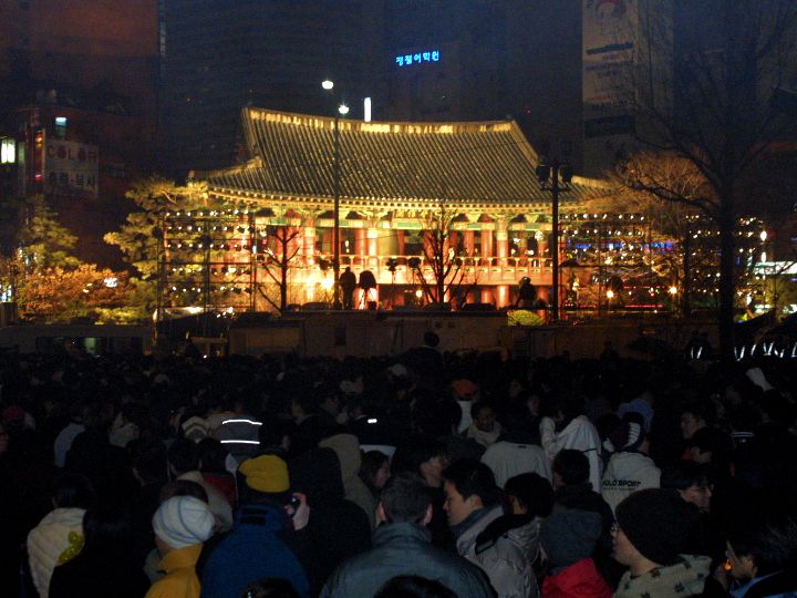 跨年夜,“普信阁”前人山人海