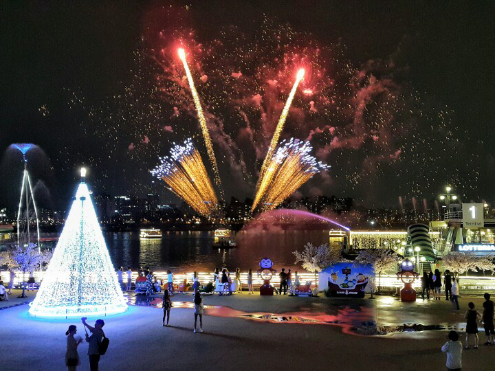 在汝矣岛码头出发时的烟花秀