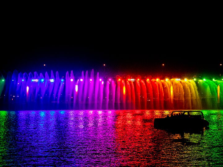 从盘浦大桥喷出绚丽的颜色,配合着音乐,非常惬意