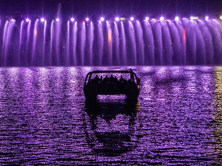 迎着淡淡微风,在船上看到的月光彩虹喷泉