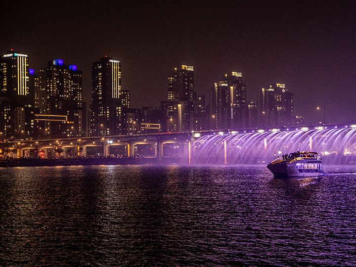 乘坐“月光音乐游览船”,观赏人气最高的月光彩虹喷泉