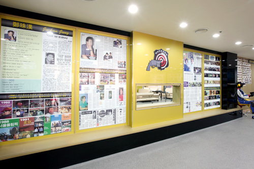 介绍社长生平的宣传栏